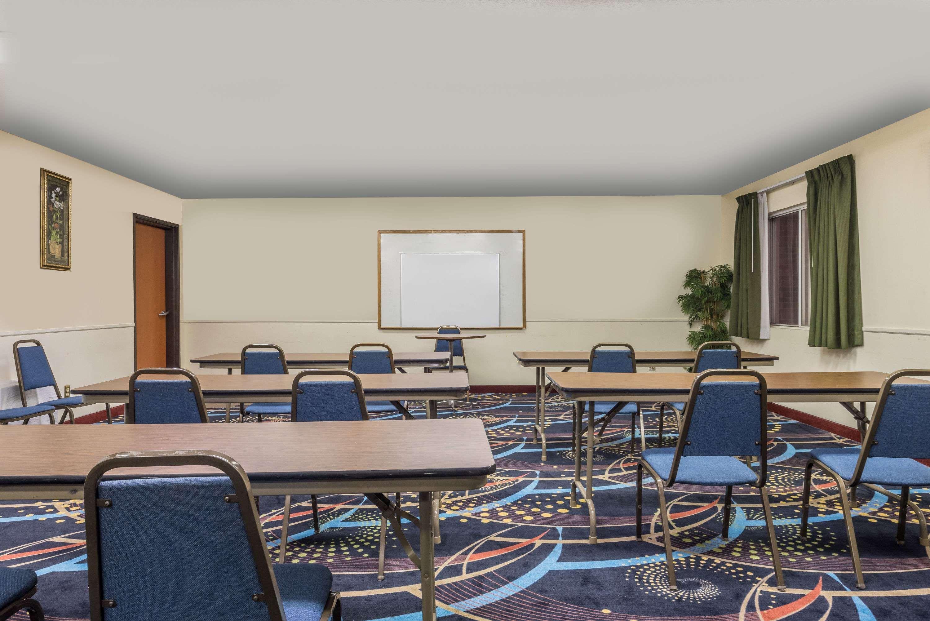 Super 8 By Wyndham Denton Hotel Ngoại thất bức ảnh