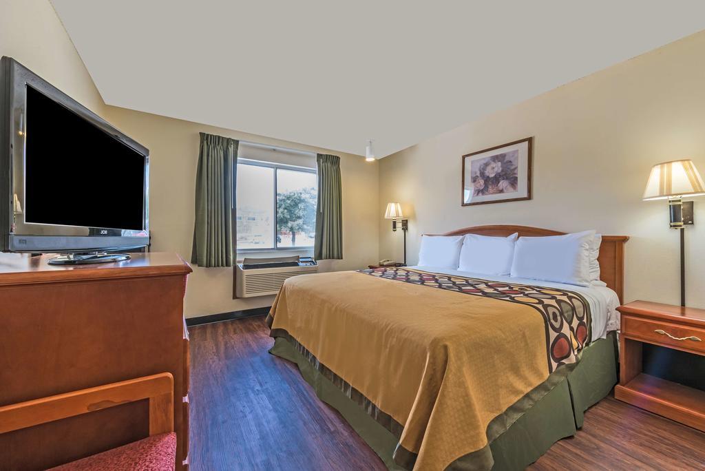 Super 8 By Wyndham Denton Hotel Ngoại thất bức ảnh