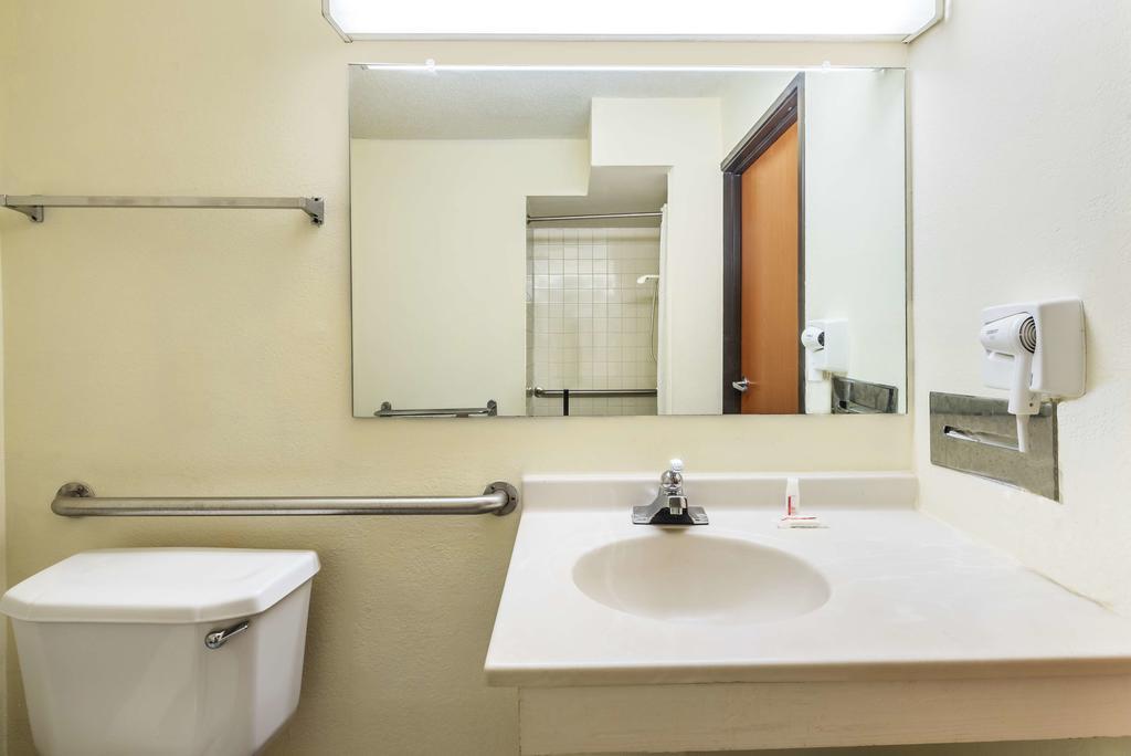 Super 8 By Wyndham Denton Hotel Ngoại thất bức ảnh