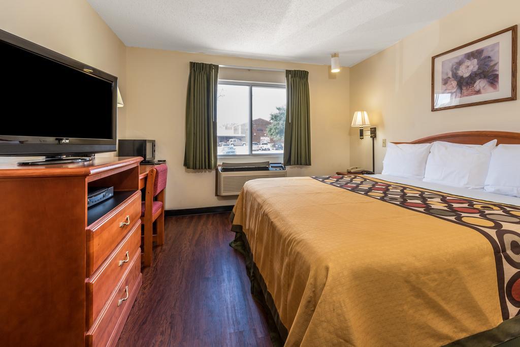 Super 8 By Wyndham Denton Hotel Ngoại thất bức ảnh