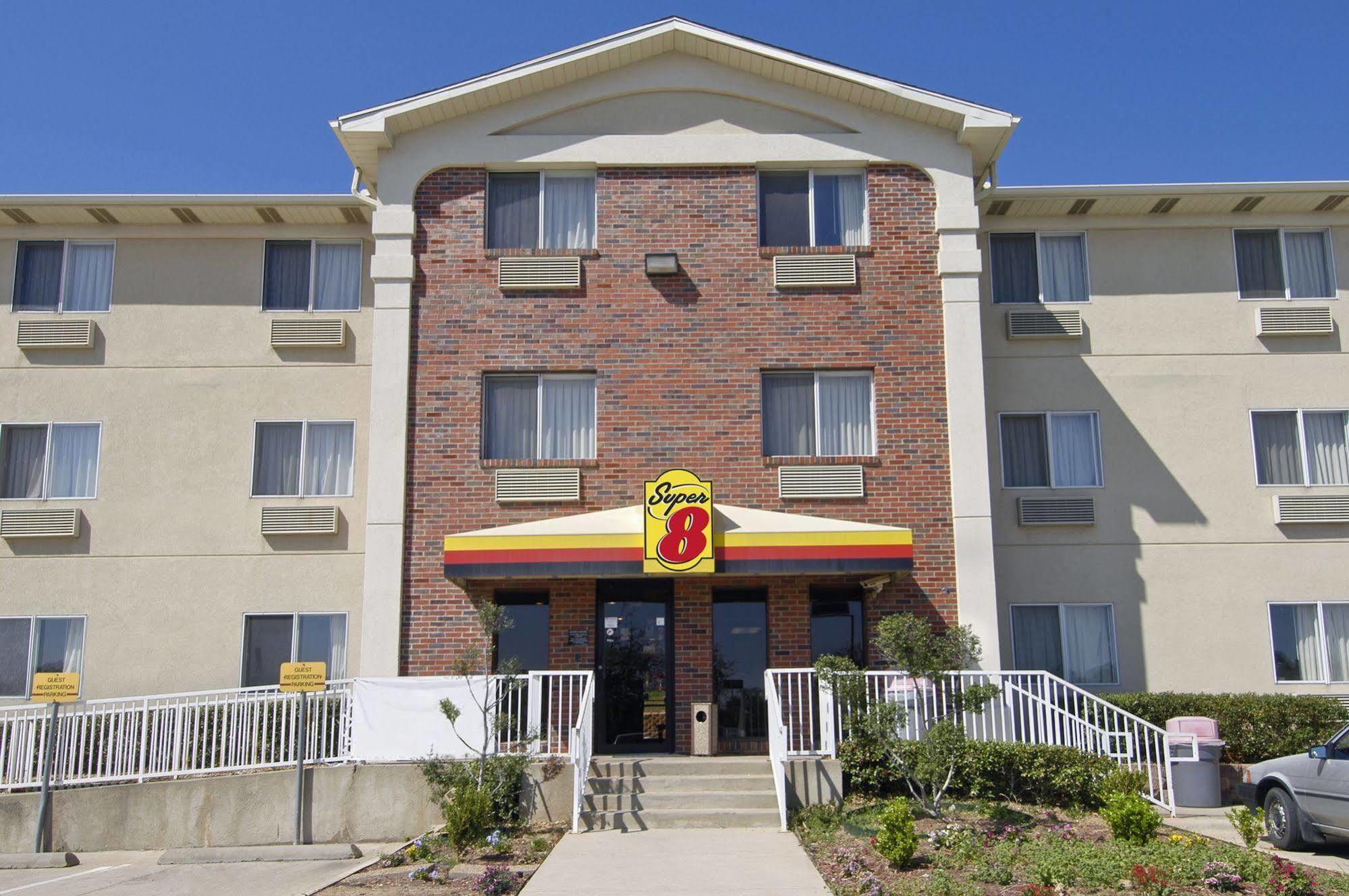 Super 8 By Wyndham Denton Hotel Ngoại thất bức ảnh